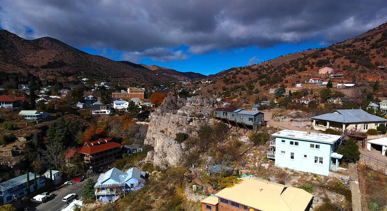 俯瞰亚利桑那州比斯比的山谷景观