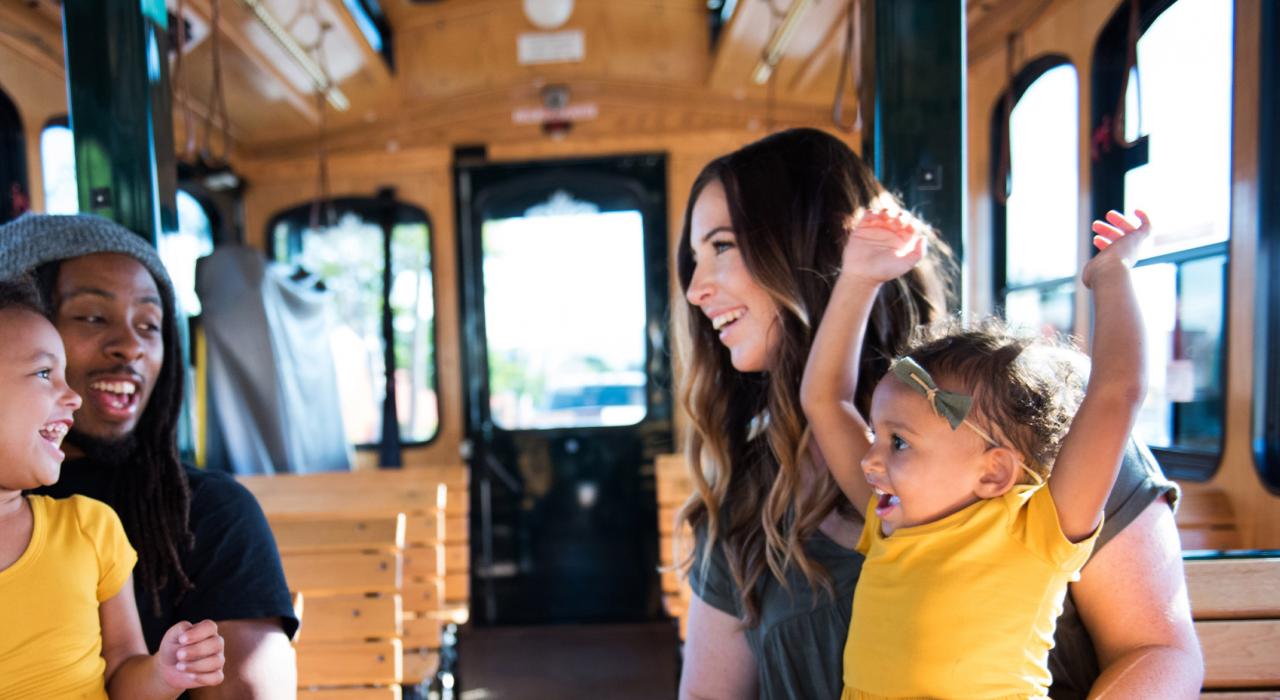 乘坐电车与家人绕城而行共度美好时光