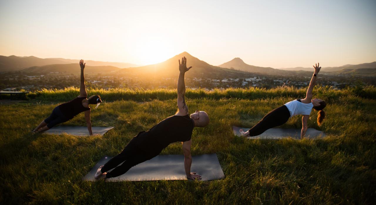 伴着朝阳进行瑜伽课程，放松身心