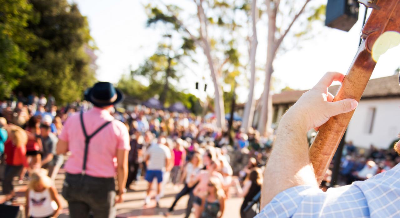 在市中心广场系列音乐会上欣赏现场音乐