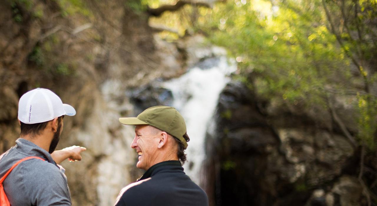 徒步穿越森林时可观看瀑布美景