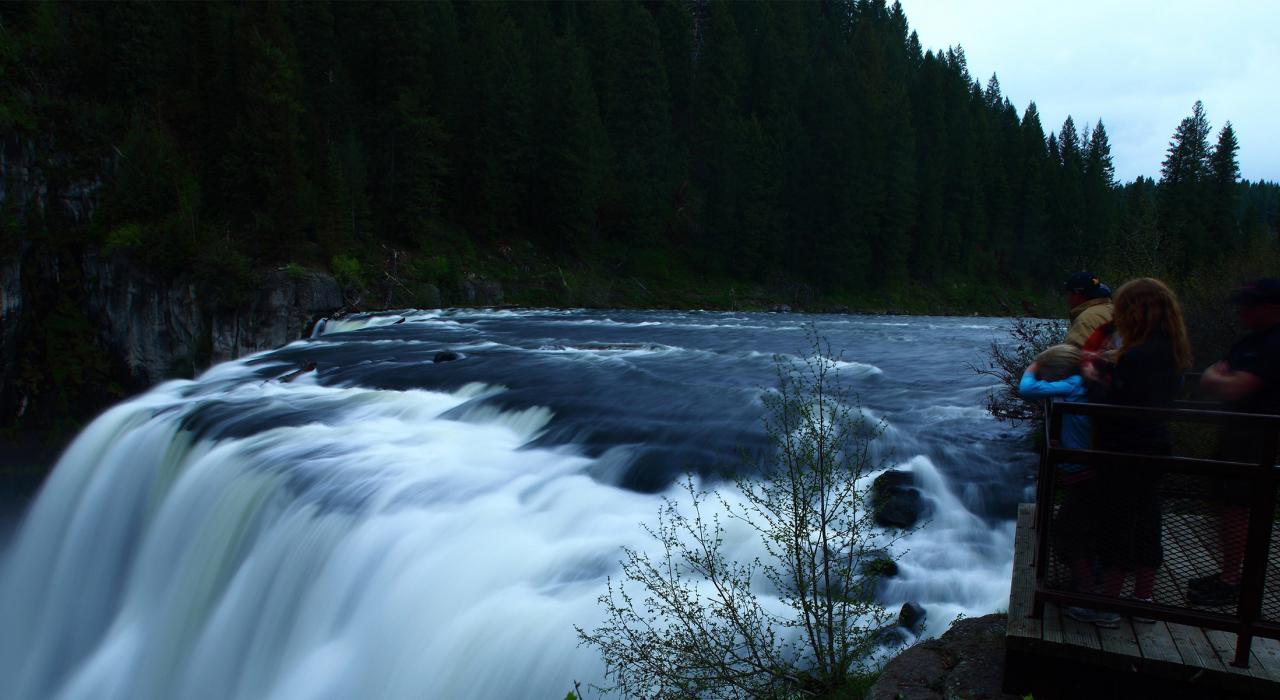 倾泻而下的台阶瀑布