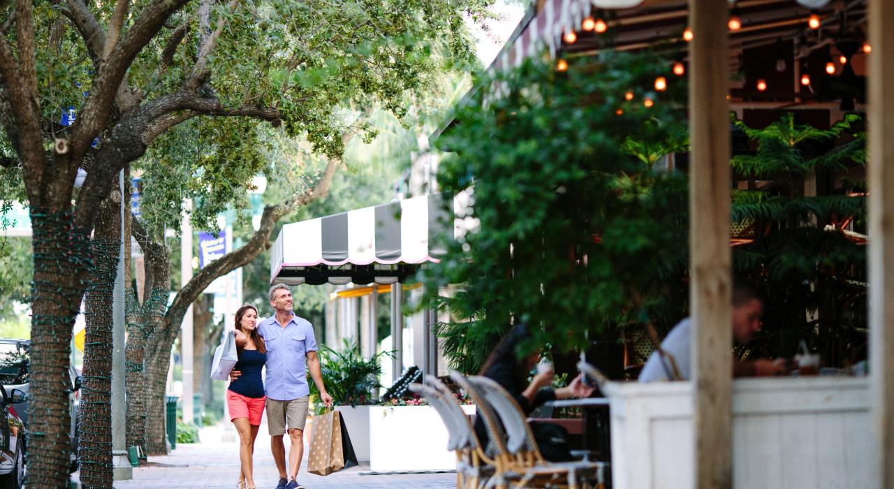 漫步浏览大西洋大道上的各色精品店和餐厅