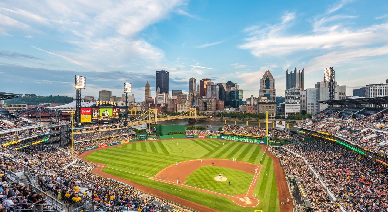 从匹兹堡 PNC 公园欣赏绝美的城市天际线
