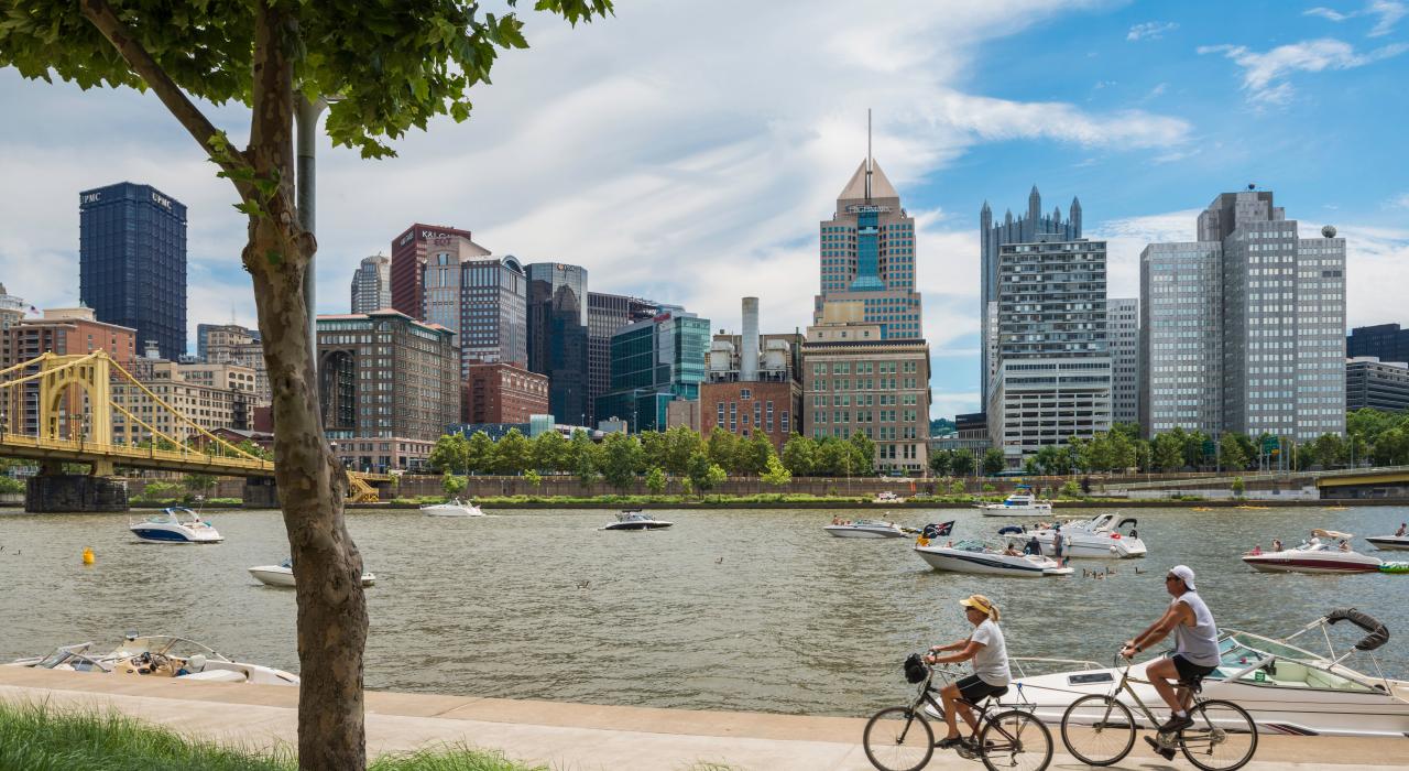 在城市的一条 39 公里的河滨小径上沿着阿勒格尼河骑行