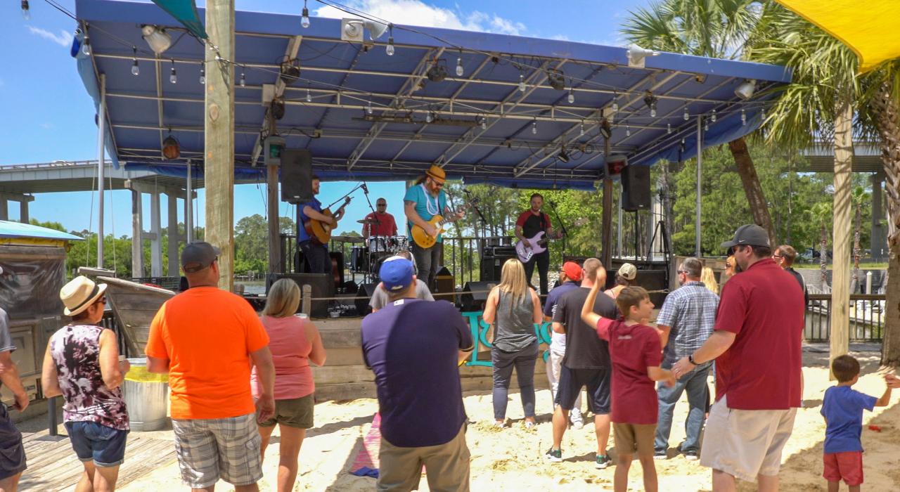 Disfrutando música en vivo en la playa en Lulu's Gulf Shores en Alabama