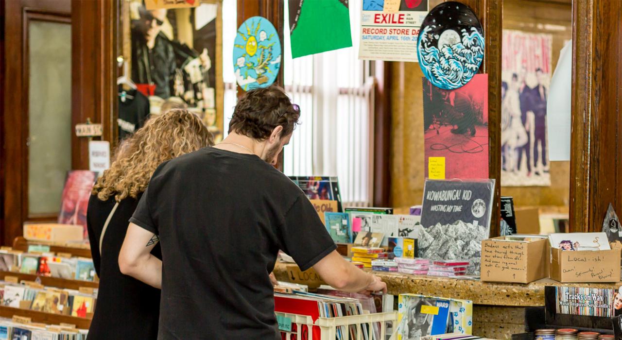 在伊利诺伊州尚佩恩中心的 Exile on Main 购物