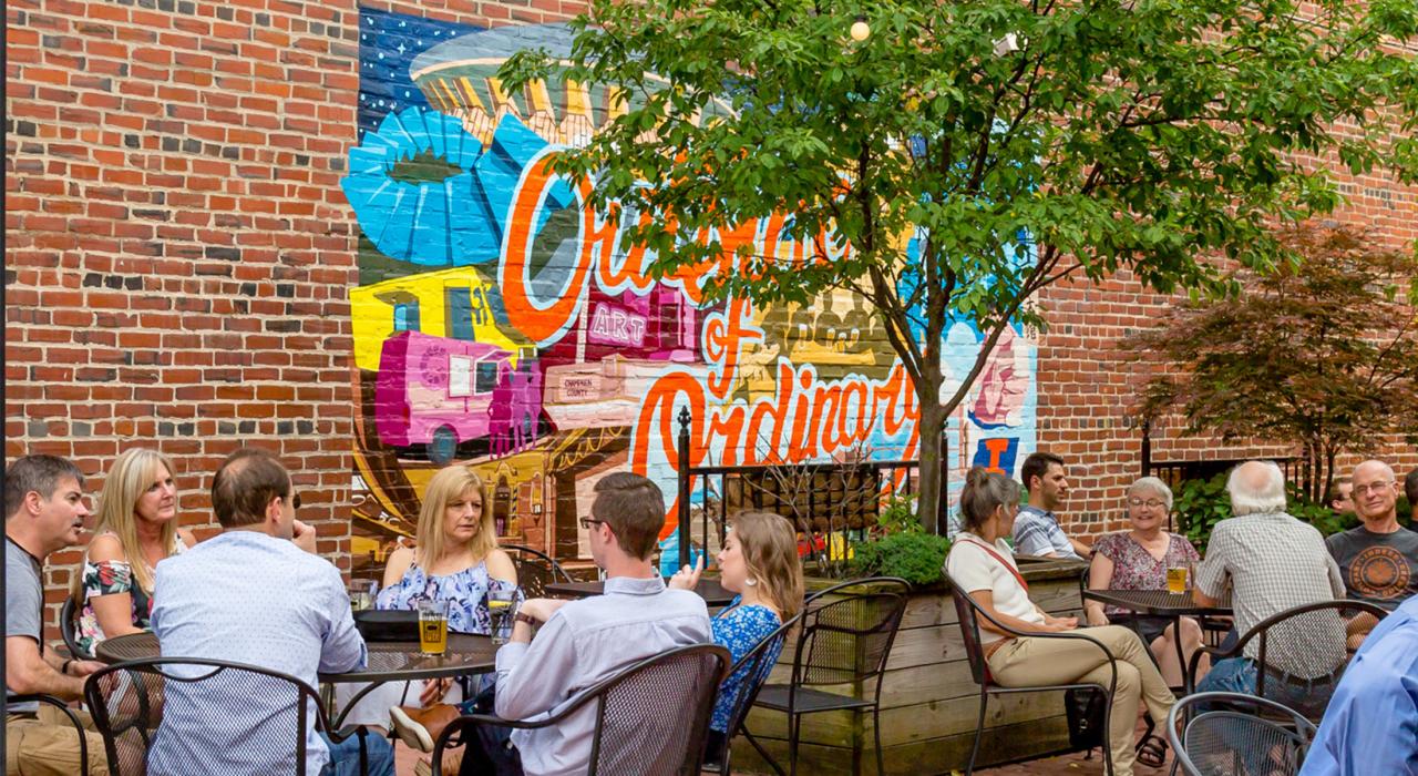 伊利诺伊州尚佩恩中心 The Blind Pig Brewery 的啤酒花园