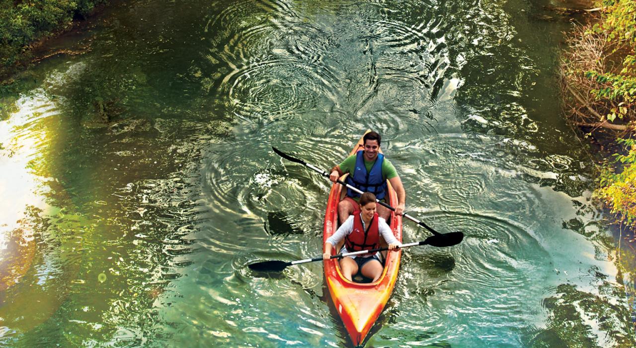 在密西西比河上划皮划艇