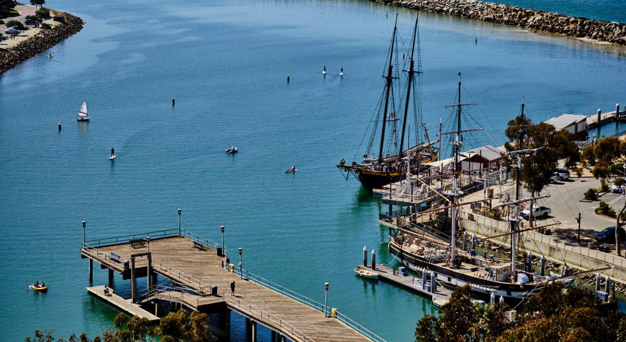 停靠在达纳点港口海洋馆的 18 世纪高桅杆帆船复制品