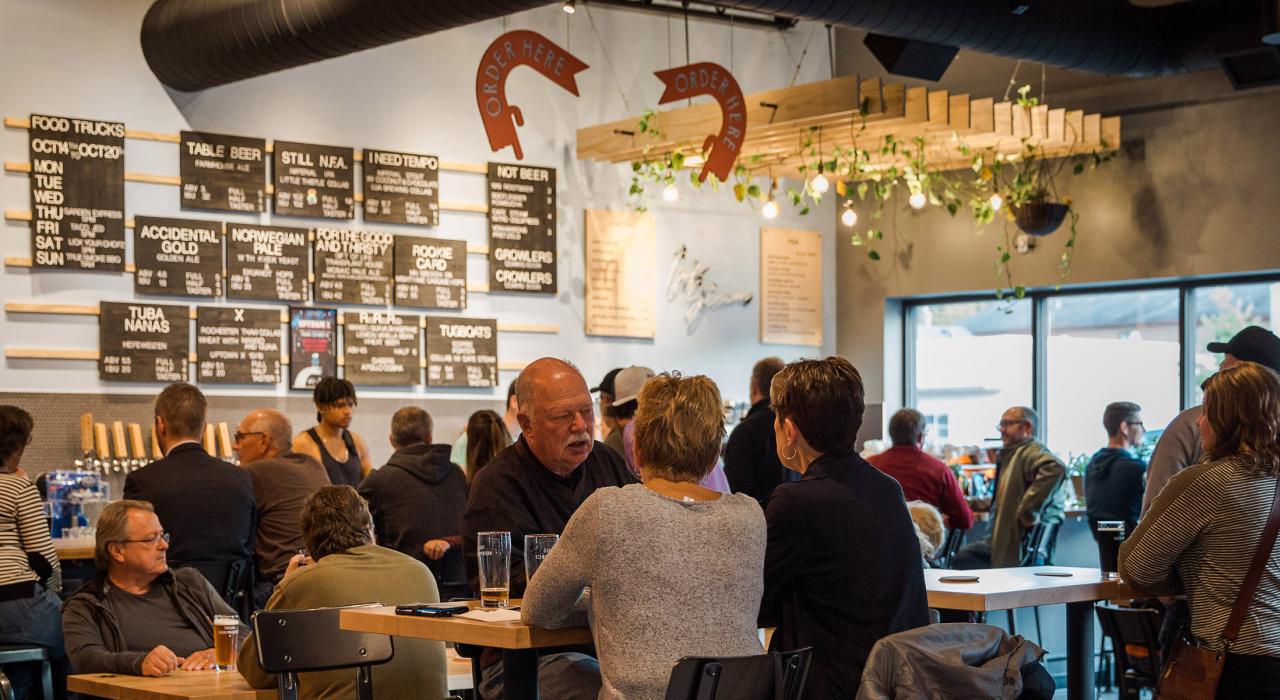 在 Thesis Beer Project 酿酒厂品尝精酿啤酒