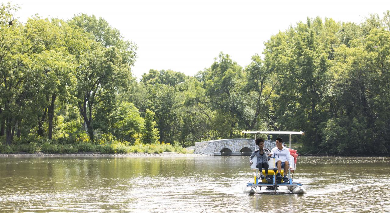 乘明轮船游览银湖