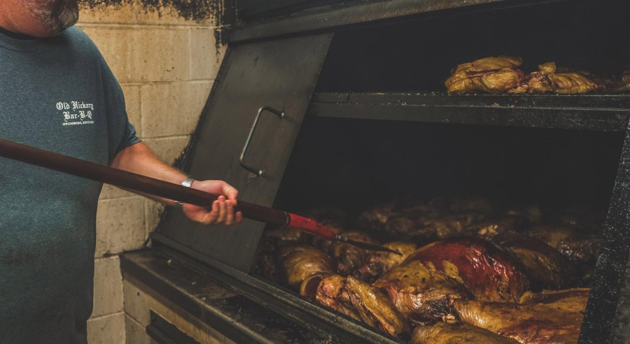 Old Hickory Bar-B-Que 烧烤店的烟熏羊肉精品美食