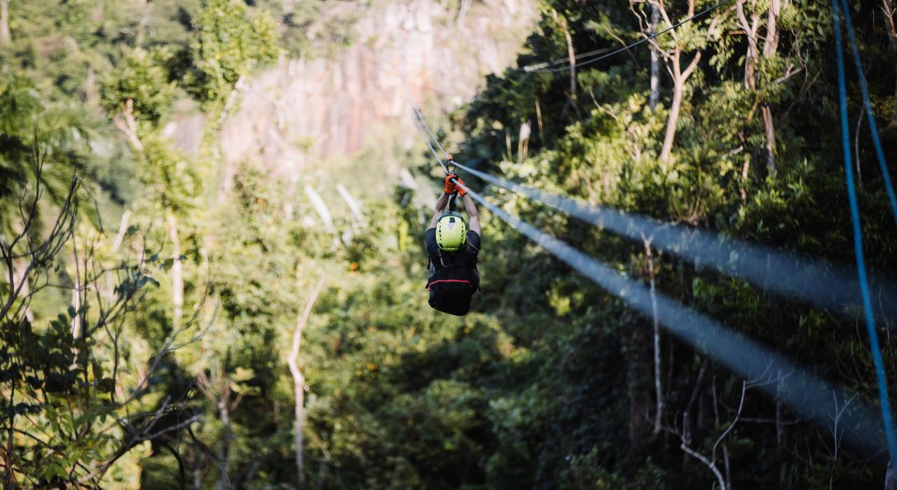波多黎各奥罗科维斯镇 Toro Verde 探险公园的高空滑索