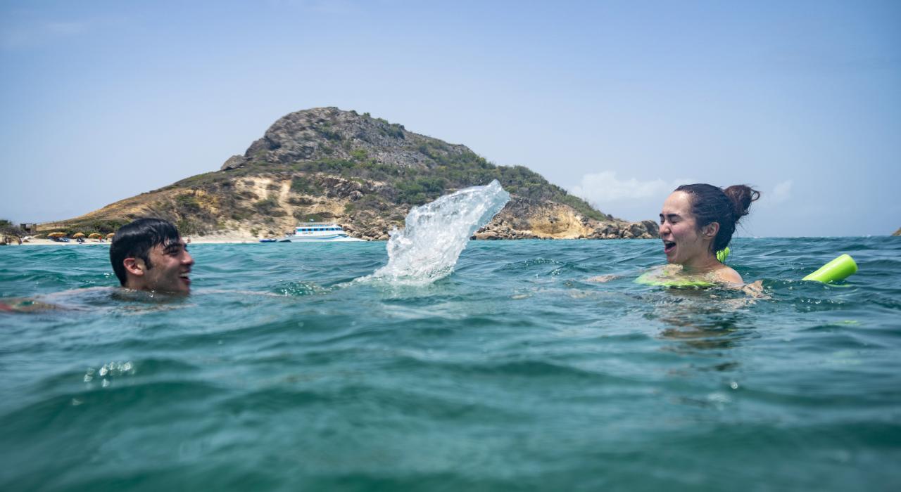 在波多黎各庞塞海岸附近的卡哈－德穆埃托斯自然保护区享受平静的蓝色海水