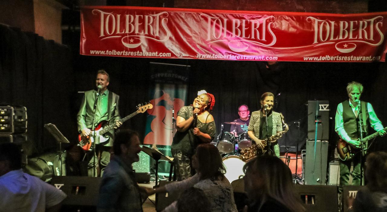 在当地富有传奇色彩的热门景点 Tolbert's Restaurant & Chili Parlor 餐厅欣赏舞蹈和现场音乐表演