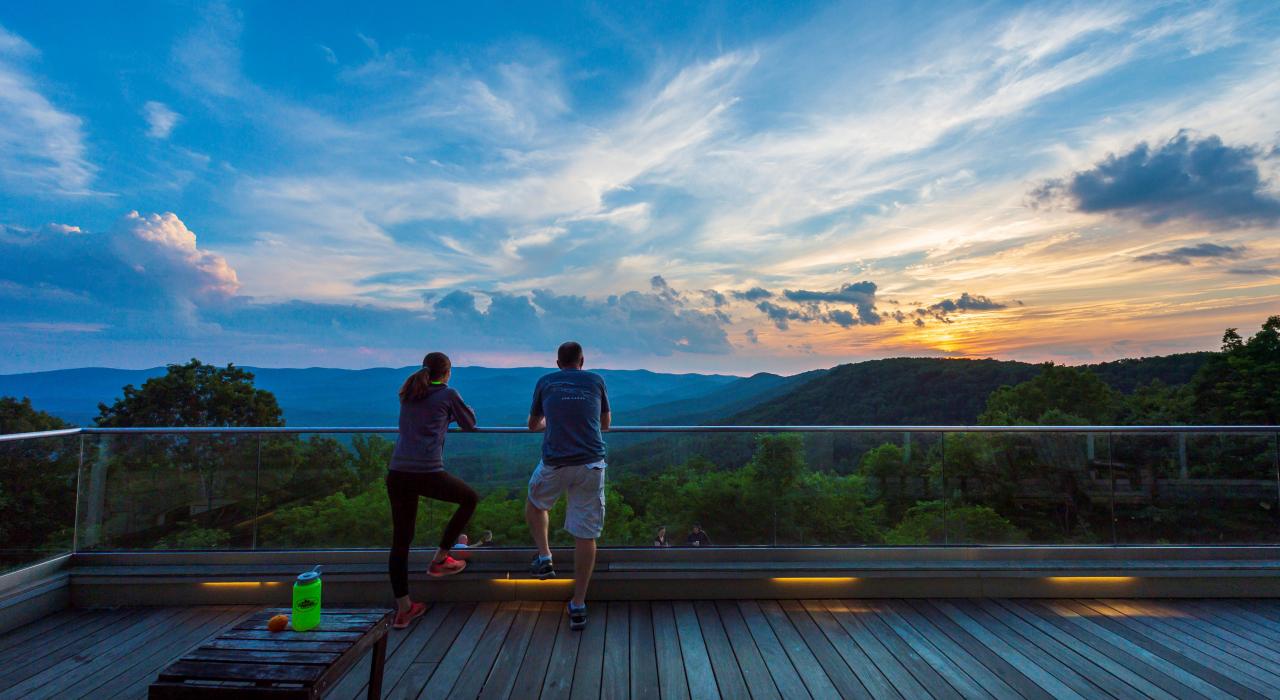 佐治亚州道森维尔附近的亚米卡洛拉瀑布州立公园旅馆内所欣赏到的日落美景