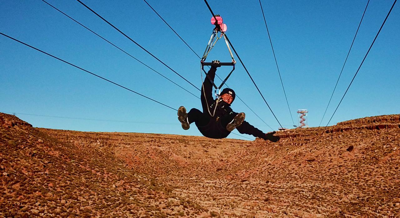 体验华拉派牧场高空滑索，飞跃沙漠