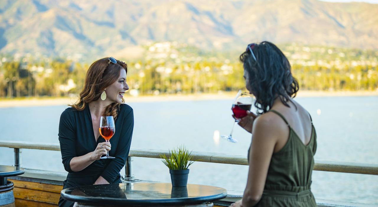 在加利福尼亚州圣巴巴拉斯特恩码头的深海品酒室品尝葡萄酒 在加利福尼亚州圣巴巴拉斯特恩码头的深海品酒室品尝葡萄酒