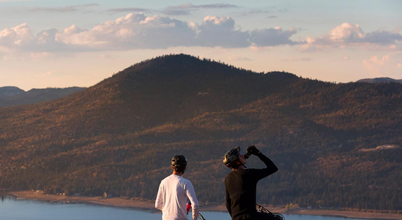 秋季山地自行车旅途中的壮丽湖景