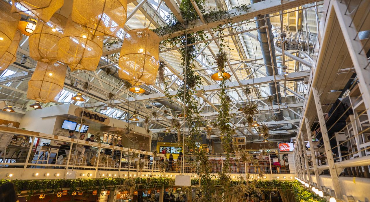 加利福尼亚州安纳海姆包装工厂美食城灯光璀璨、空间宽敞的内部景观 加利福尼亚州安纳海姆包装工厂美食城灯光璀璨、空间宽敞的内部景观