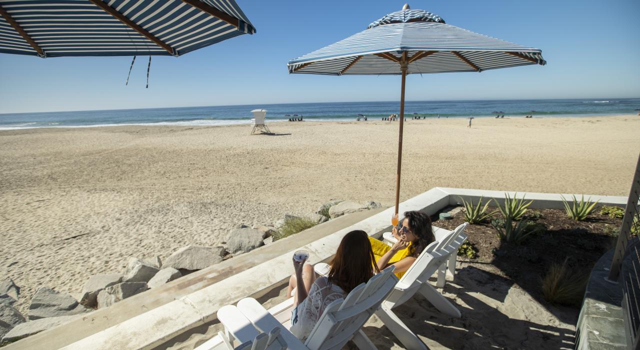 在加利福尼亚州达纳点的君主海滩度假村品尝鸡尾酒,俯瞰盐溪海滩美景 在加利福尼亚州达纳点的君主海滩度假村品尝鸡尾酒,俯瞰盐溪海滩美景