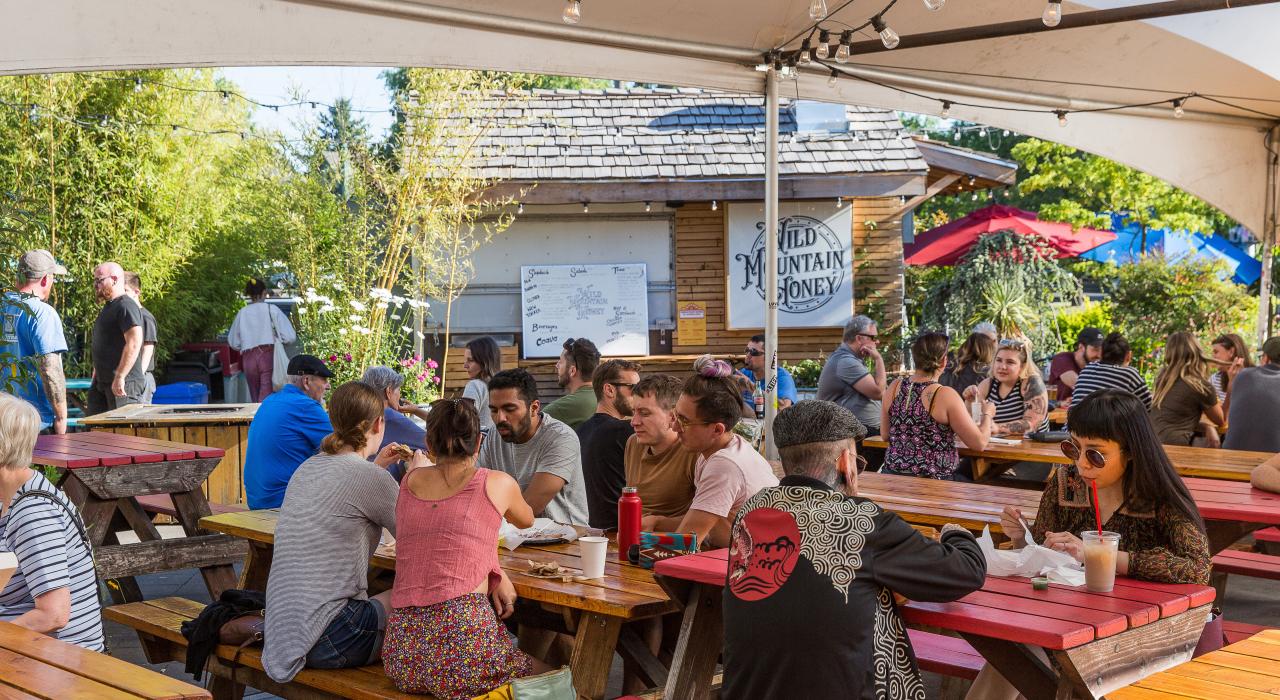 在俄勒冈州波特兰的 Cartopia 餐车美食广场进餐