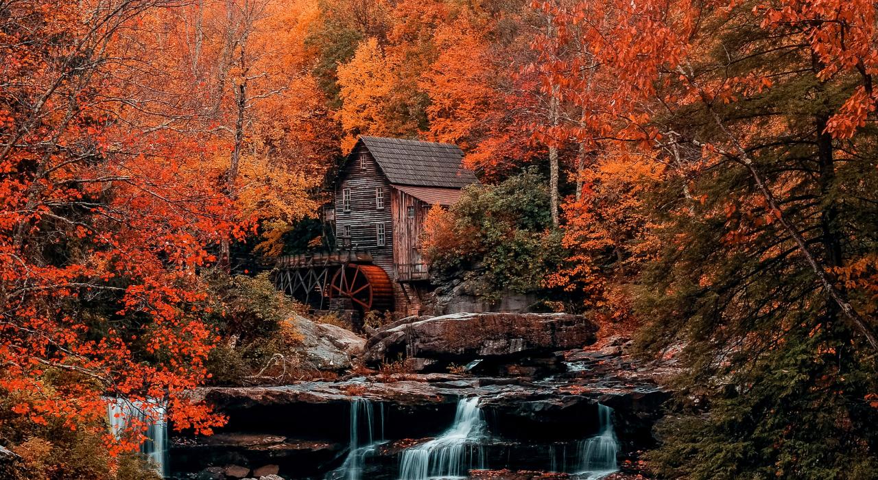 西弗吉尼亚州巴布科克州立公园内一座历史悠久的磨坊和迷人的秋色
