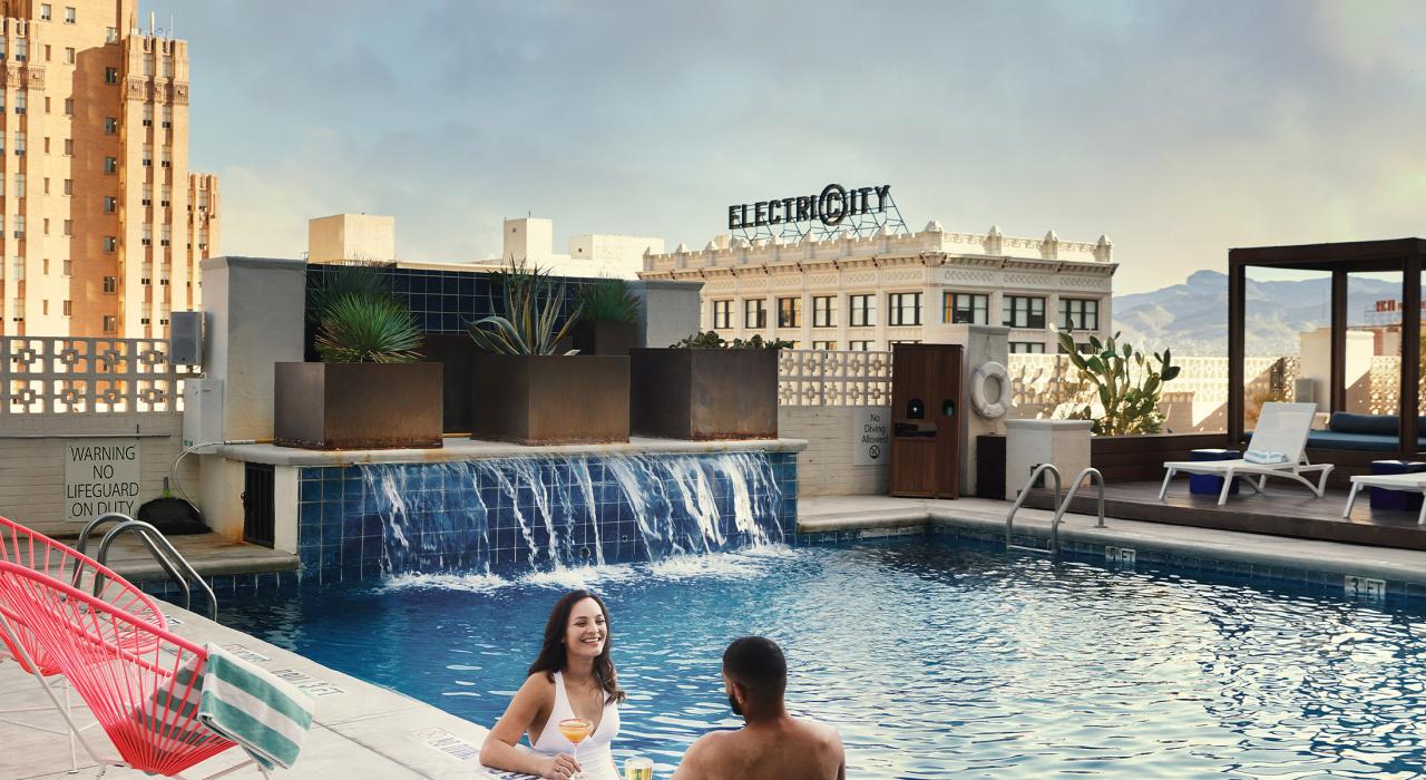 躺在英迪格酒店的屋顶泳池欣赏市中心的热闹景象