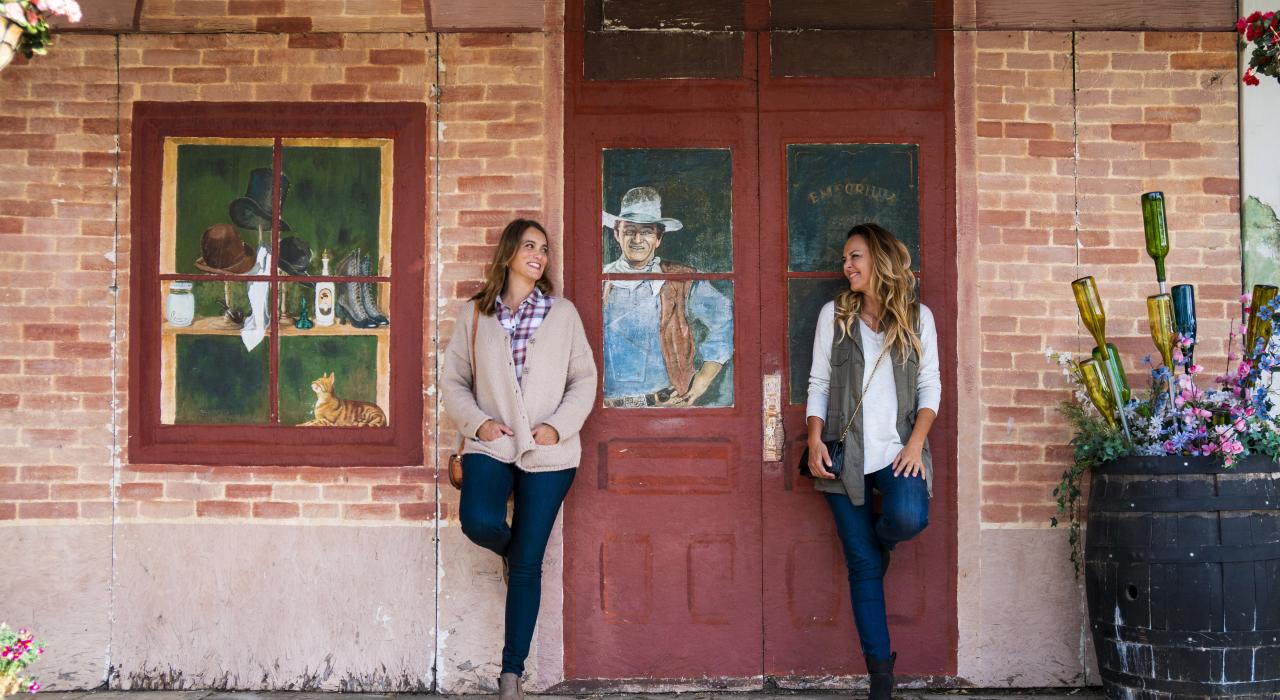 以加利福尼亚州科尔特维尔的当地艺术为背景抓拍有趣照片 以加利福尼亚州科尔特维尔的当地艺术为背景抓拍有趣照片