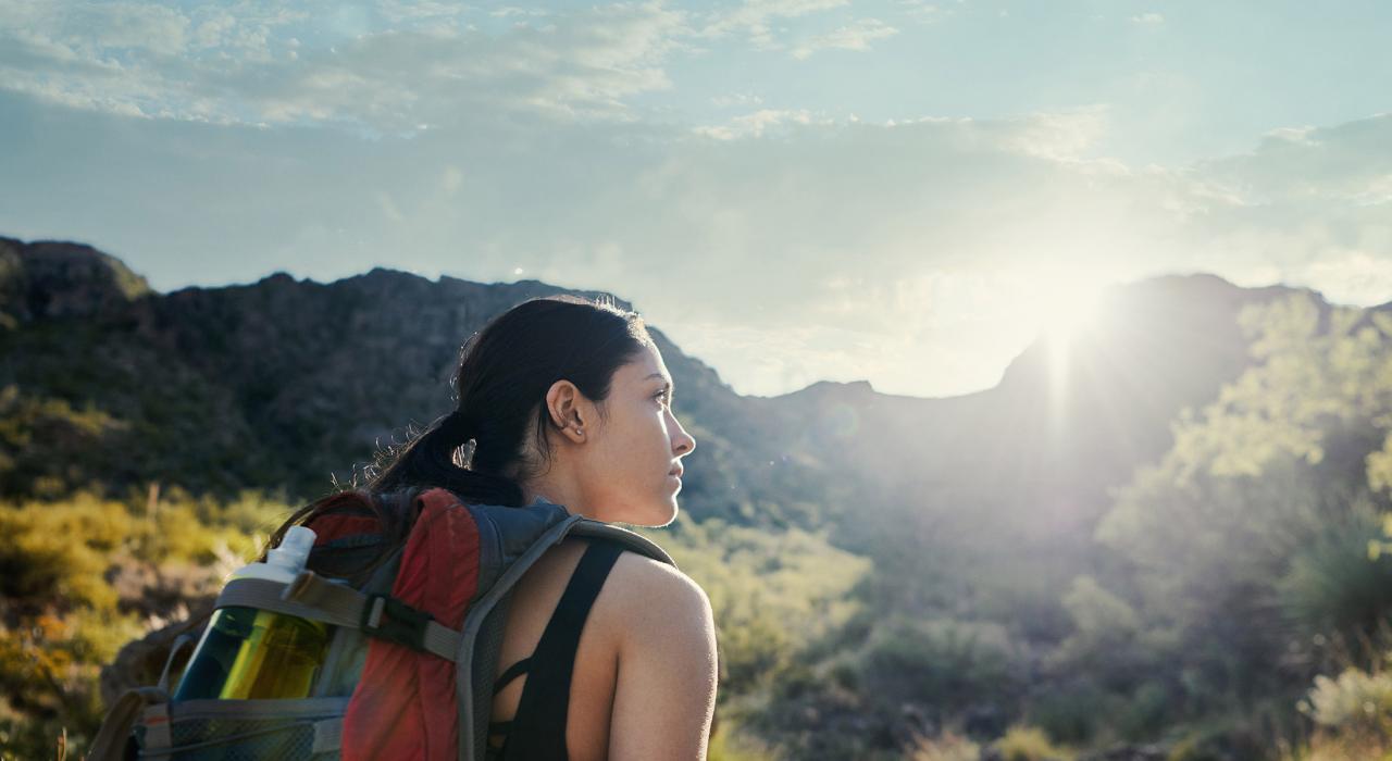 在富兰克林山州立公园沿着 Aztec Caves Trail 小径徒步