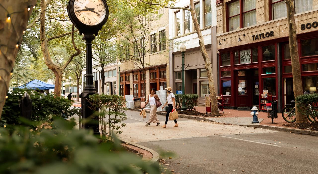 在西弗吉尼亚州查尔斯顿的观光街道上尽享购物乐趣