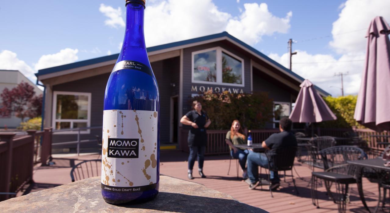 在福里斯特格罗夫菊正宗酒厂的露台上品尝当地酿制的清酒