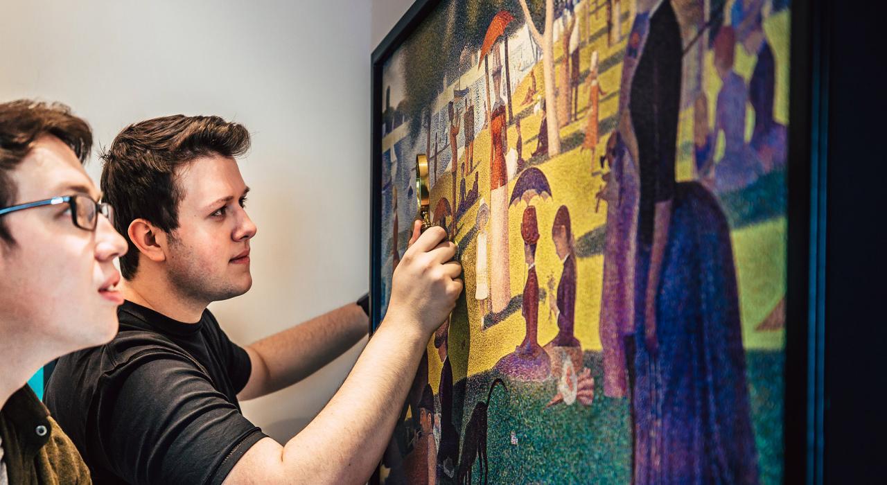 在美国商城的密室逃脱游戏景点中寻找线索