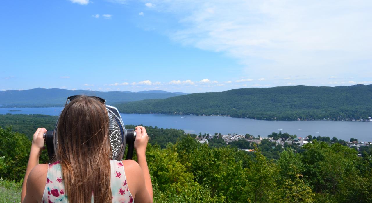 从普罗斯佩克特山山顶眺望壮丽的湖景
