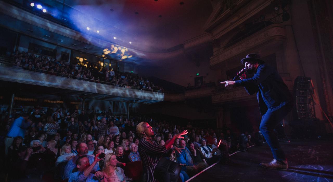 创作型歌手 Erick Baker 在 Bijou Theatre 剧院表演
