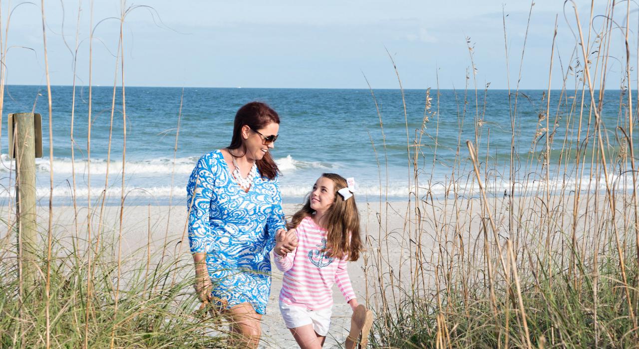 在海滨公园的海滩上享受亲子时光