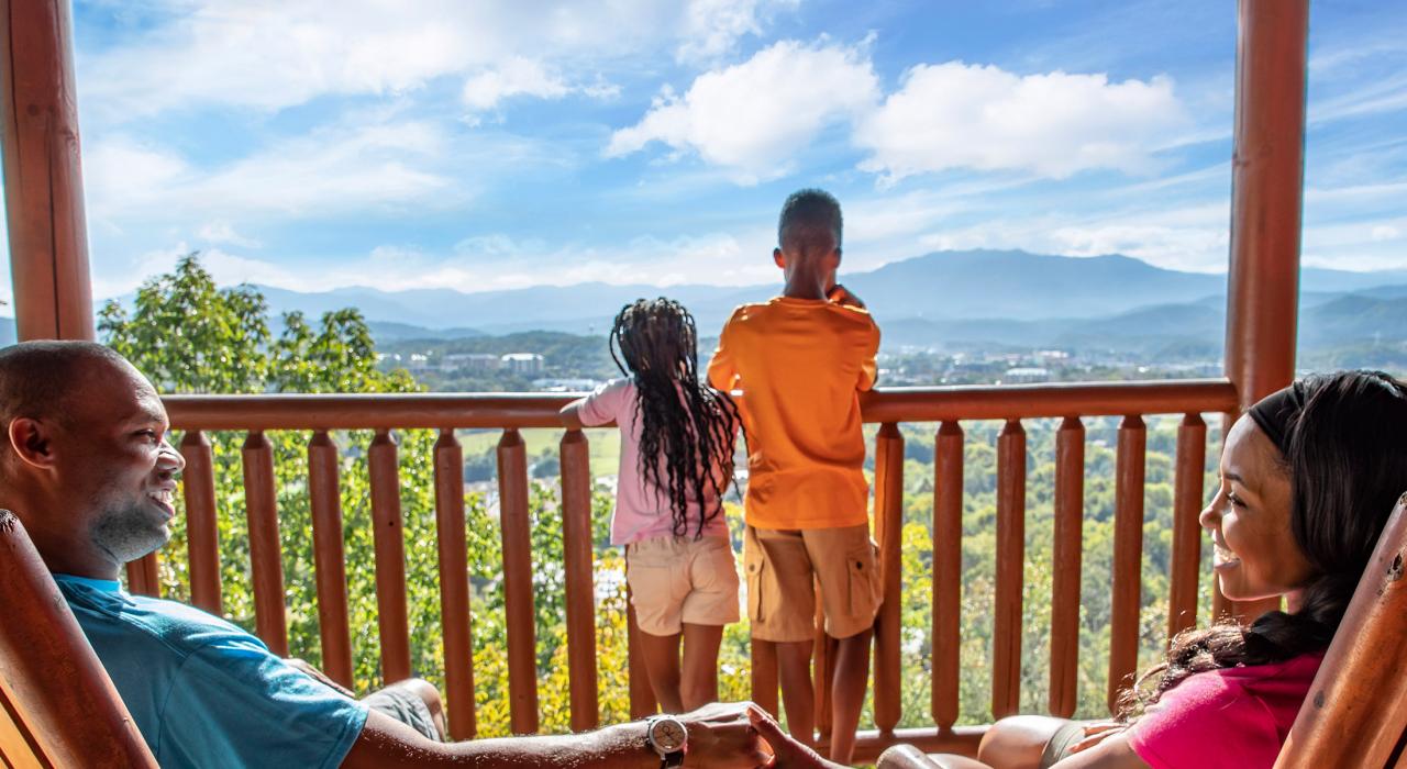 入住舒适的小木屋，欣赏优美的山川景致