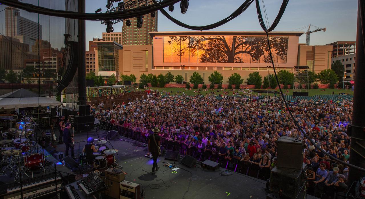 Hopscotch Music Festival 音乐节期间市中心的黄昏现场演出