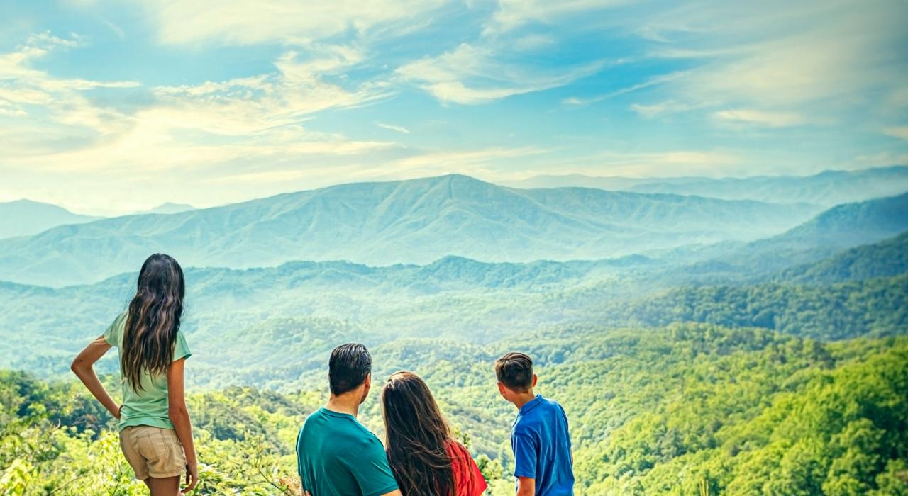 一家人在大烟山的观景台欣赏迷人风光