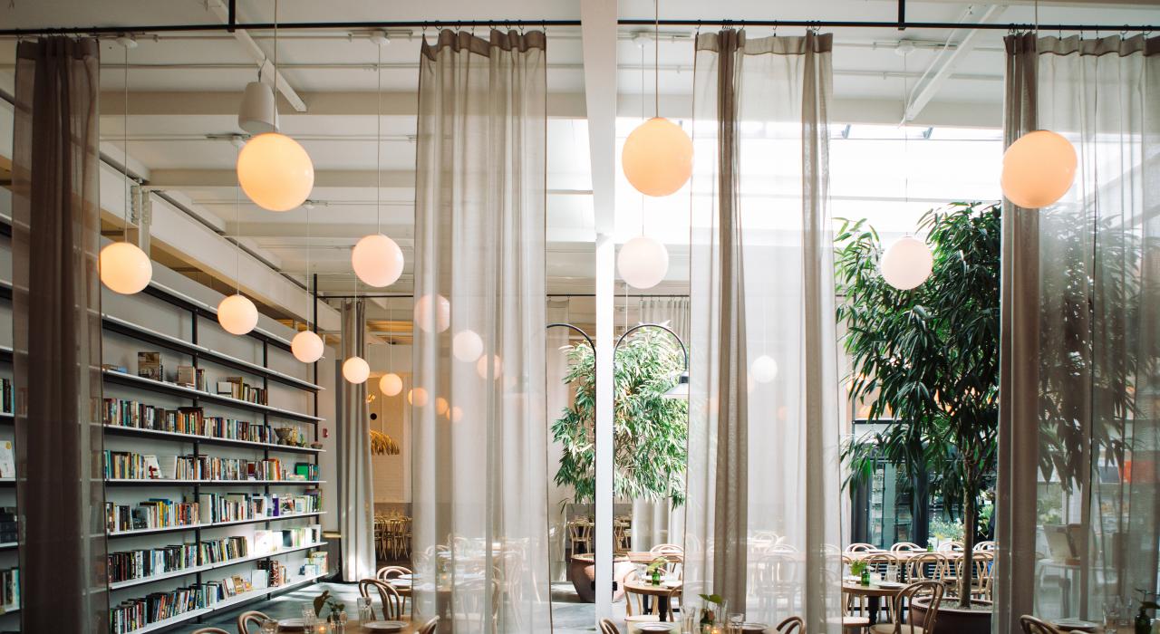 集点心店、精酿啤酒厂、图书馆和商店于一体的 Brewery Bhavana 餐厅的时尚内部装潢