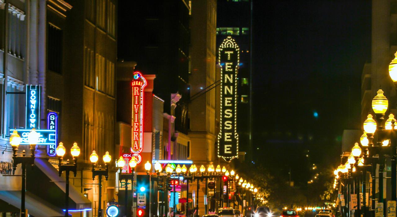 Gay Street 大街，这座城市最火的夜生活地点之一