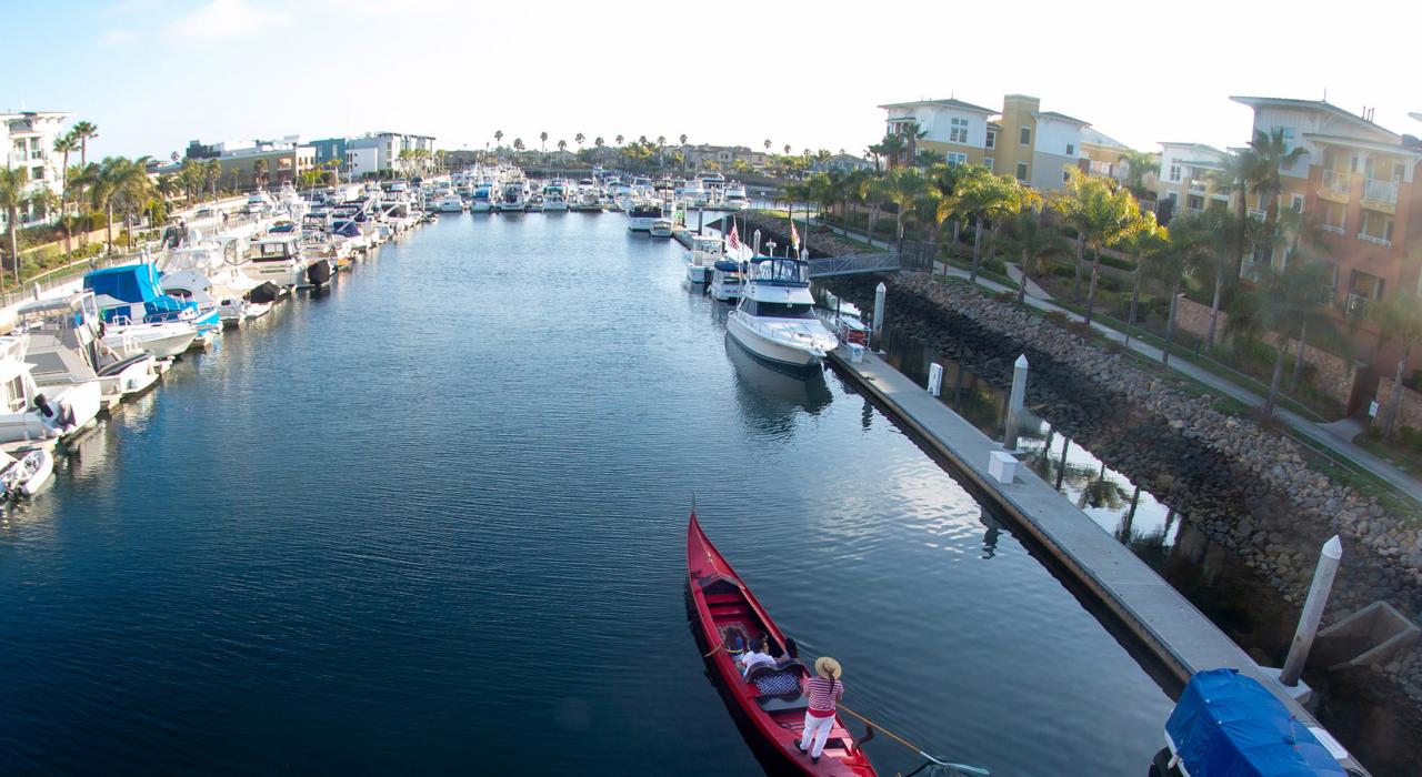 跟随导游游览 Gondola Paradiso，探索当地水道风光