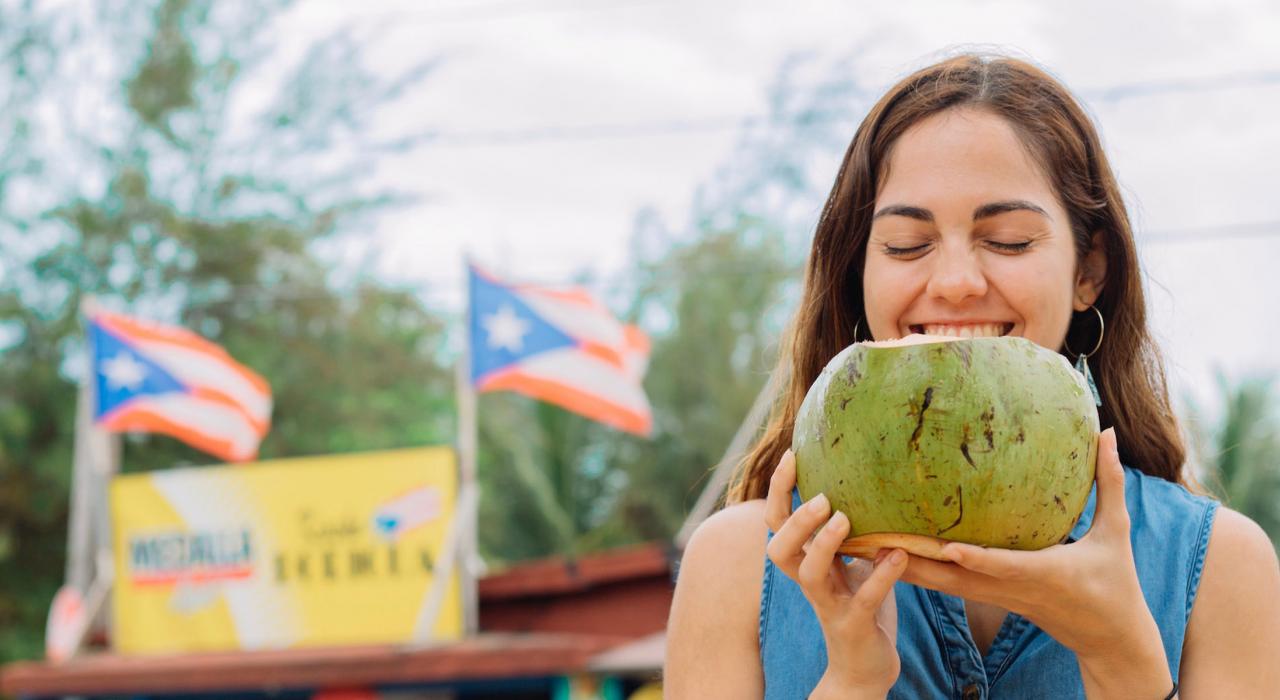 在波多黎各洛伊萨的 Pinones 街区品尝新鲜椰汁