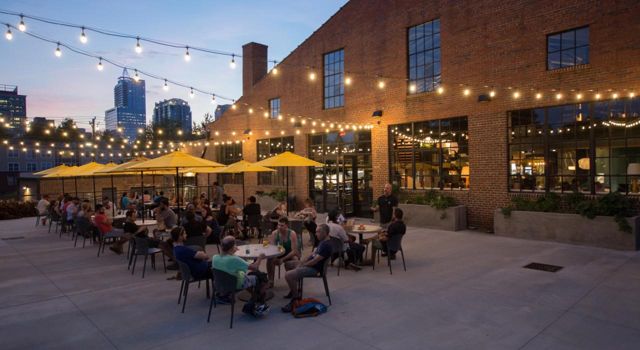 在 Transfer Co. Food Hall 餐厅享受露天用餐之乐，一览迷人天际线