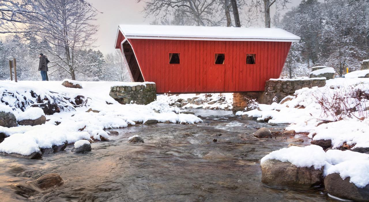 康涅狄格州肯特瀑布州立公园内的廊桥雪景