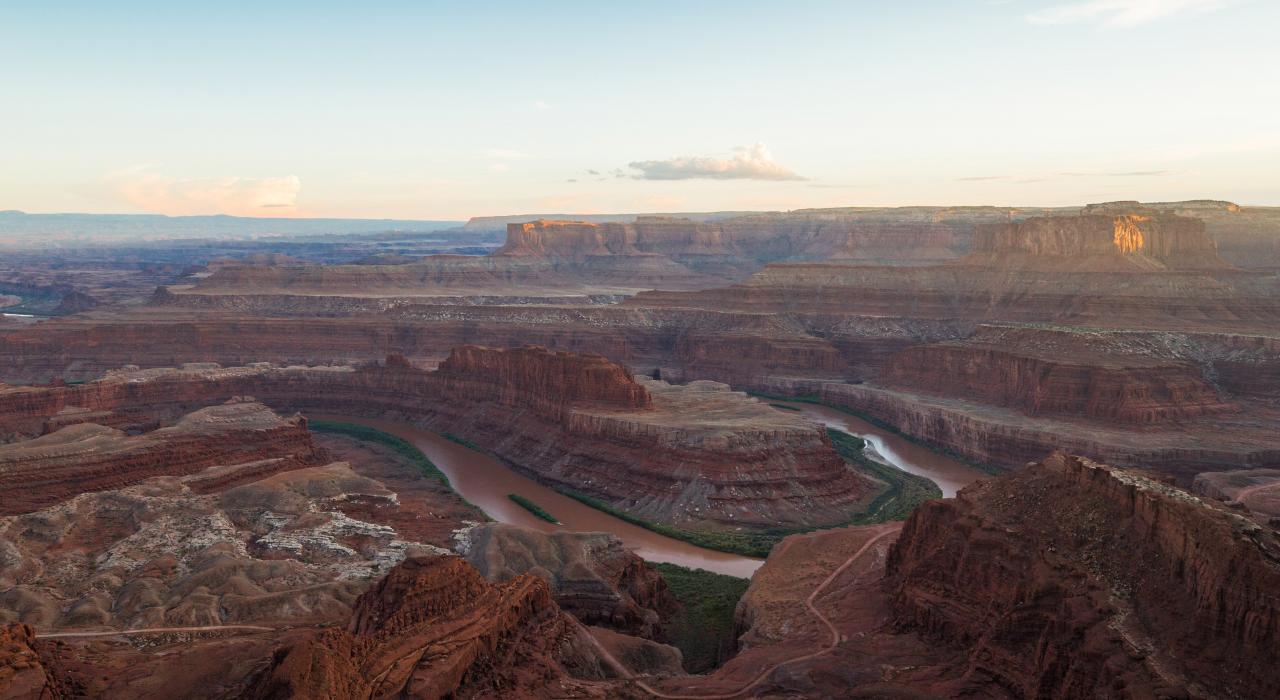 Vistas del Colorado River y los cañones en el Dead Horse Point State Park cerca de Moab, Utah