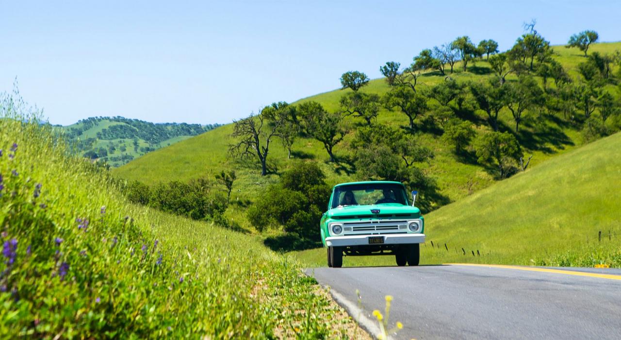 在城市周边的丘陵小路上巡游