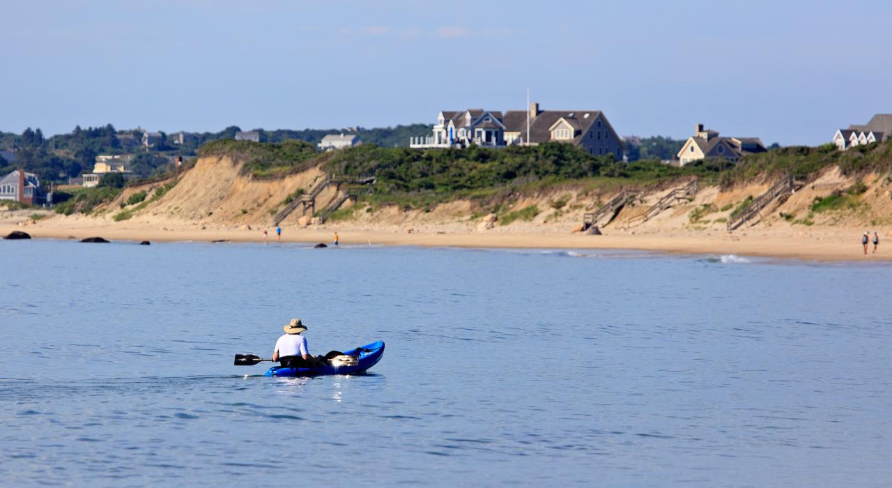 划独木舟从罗德岛州布洛克岛海岸启航