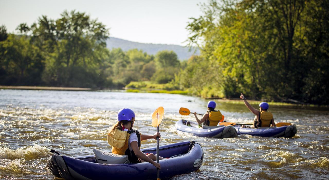 在新罕布什尔州安德罗斯科金河划桨征服一段激流